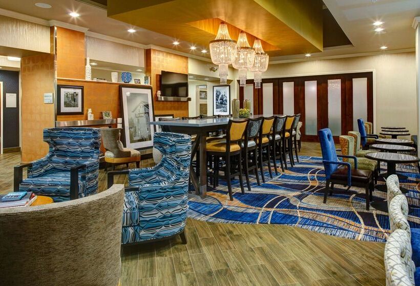 هتل Hampton Inn & Suites Columbus