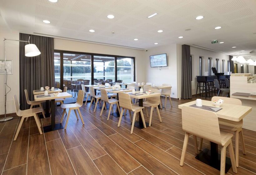 בית מלון כפרי Kyriad Prestige Pau – Palais Des Sports