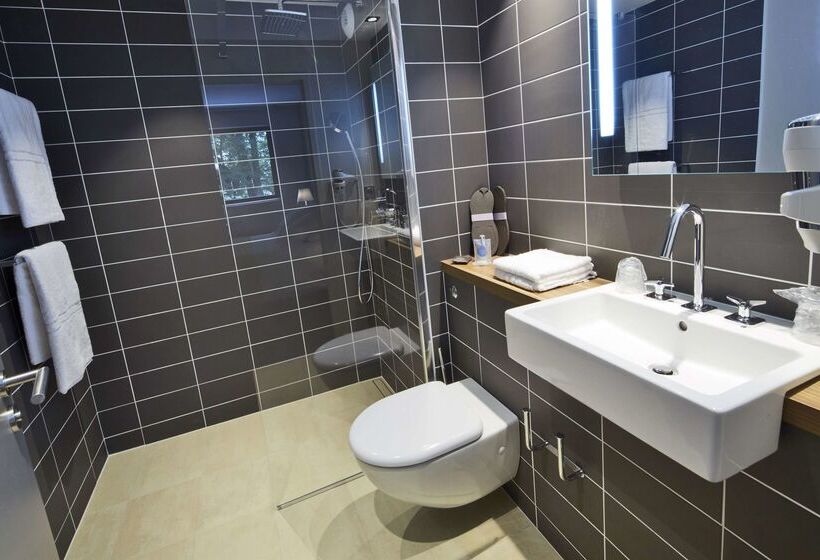 בית מלון כפרי Kyriad Prestige Pau – Palais Des Sports