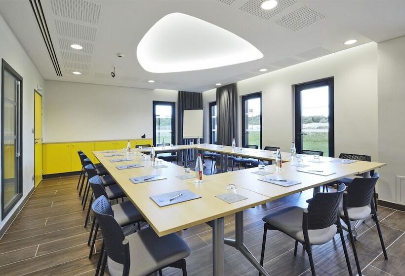 בית מלון כפרי Kyriad Prestige Pau – Palais Des Sports