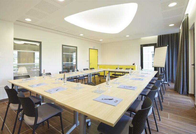 בית מלון כפרי Kyriad Prestige Pau – Palais Des Sports