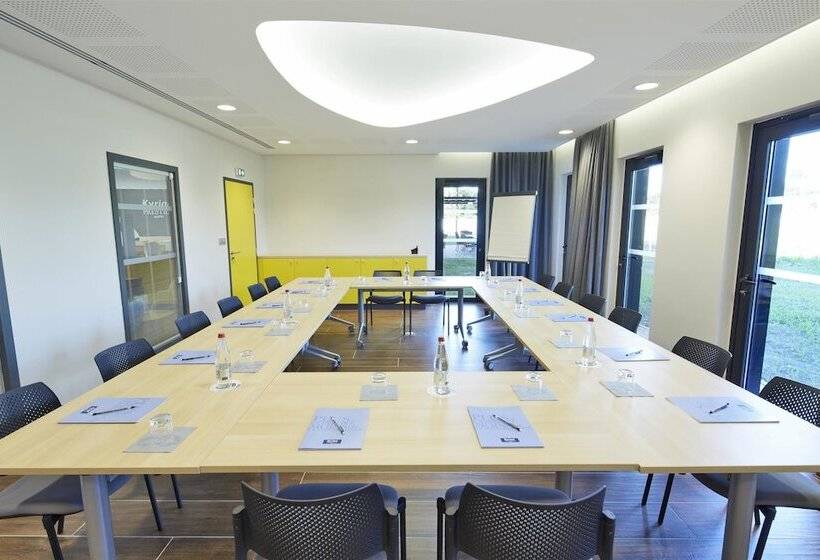 בית מלון כפרי Kyriad Prestige Pau – Palais Des Sports