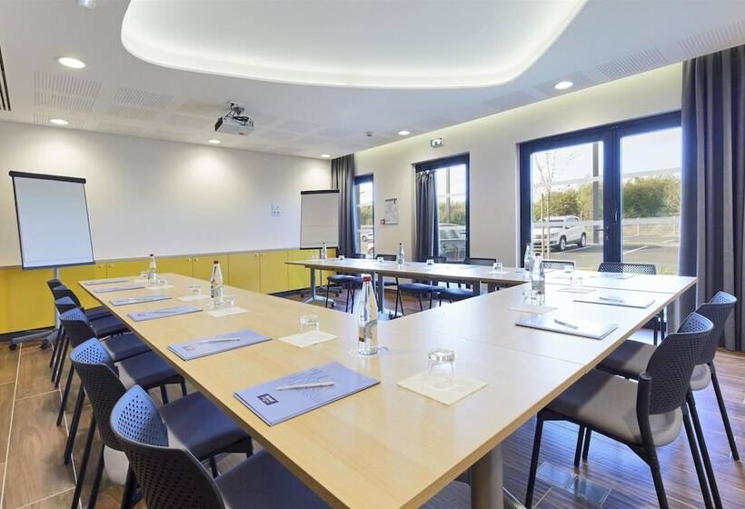 בית מלון כפרי Kyriad Prestige Pau – Palais Des Sports