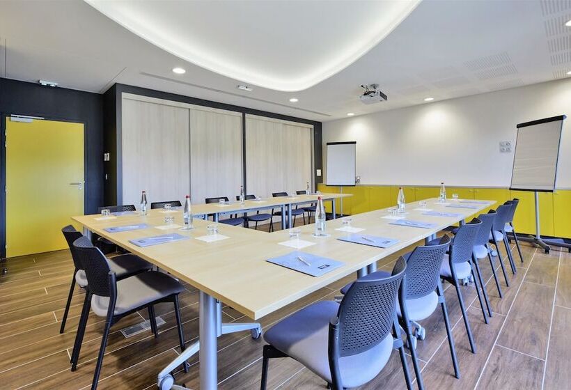 בית מלון כפרי Kyriad Prestige Pau – Palais Des Sports