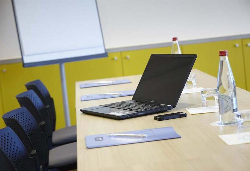 בית מלון כפרי Kyriad Prestige Pau – Palais Des Sports