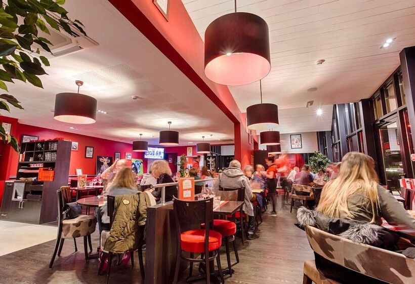 בית מלון כפרי Kyriad Prestige Pau – Palais Des Sports