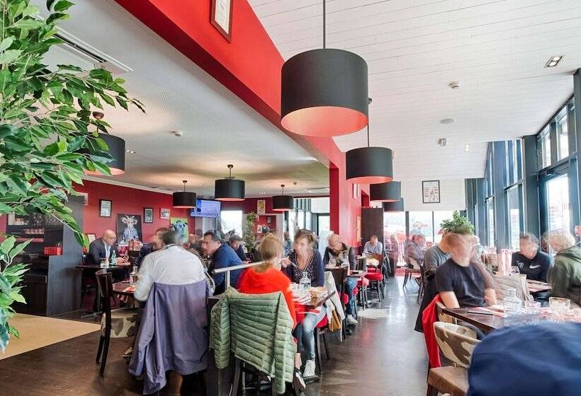 בית מלון כפרי Kyriad Prestige Pau – Palais Des Sports