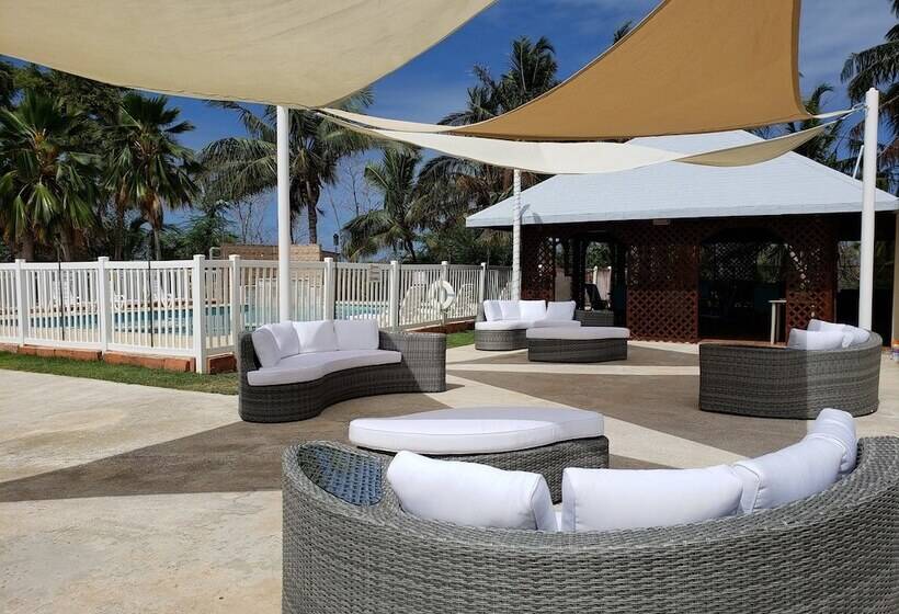 هتل Combate Beach Resort