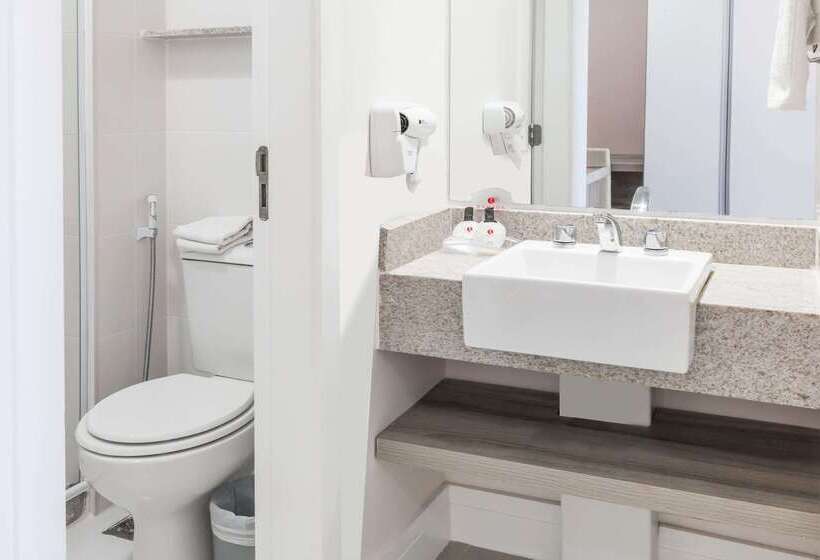 Ramada Hotel & Suites Campos Pelinca