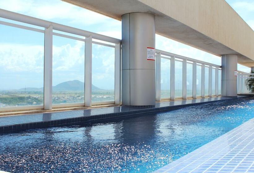 Ramada Hotel & Suites Campos Pelinca