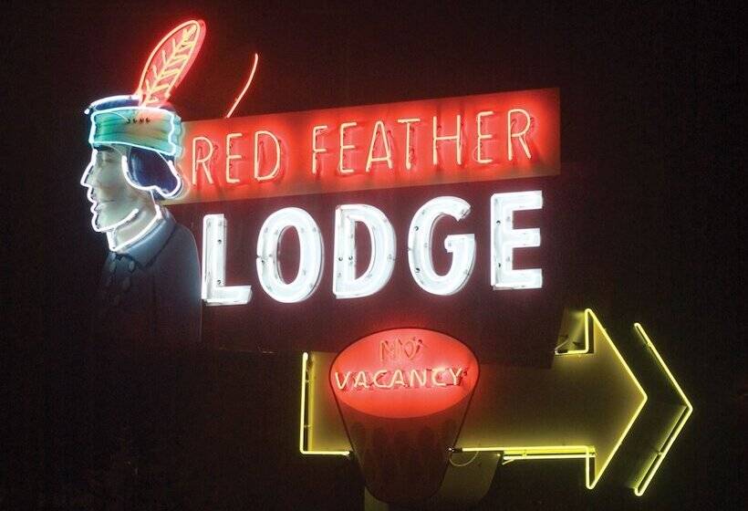 فندق Red Feather Lodge