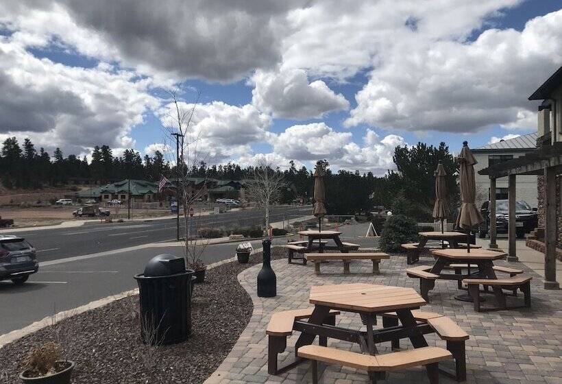 فندق Red Feather Lodge