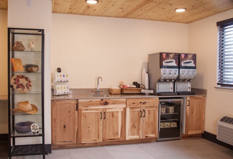 فندق Red Feather Lodge