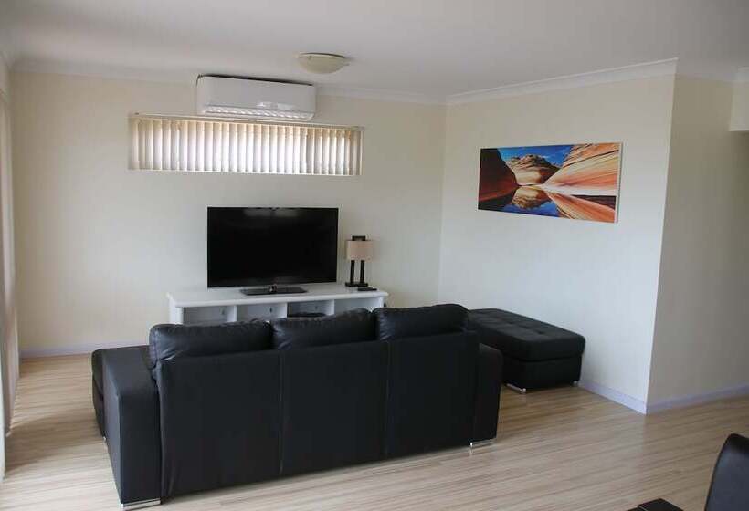 בית מלון כפרי Seaspray Beach Holiday Park