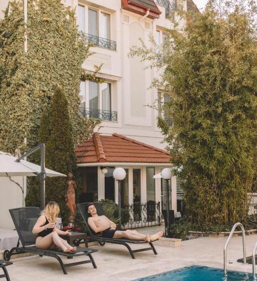 Отель The Elite Oradea S Legendary