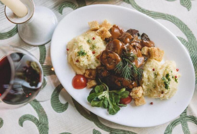 Отель The Elite Oradea S Legendary