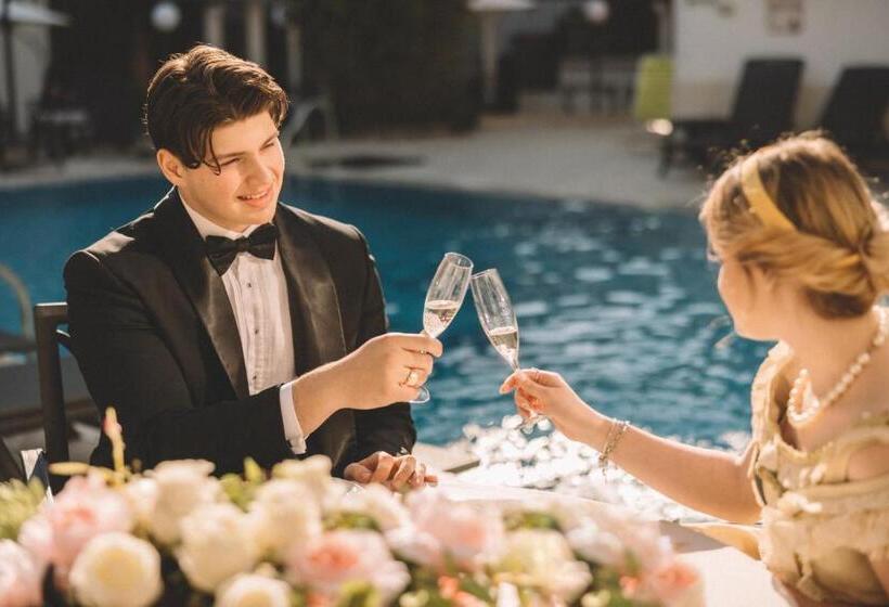 Отель The Elite Oradea S Legendary