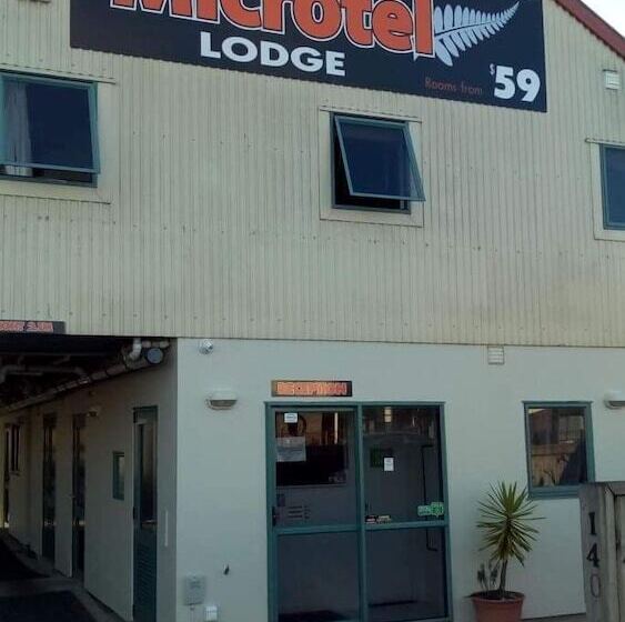 Microtel Lodge Hamilton Hostel