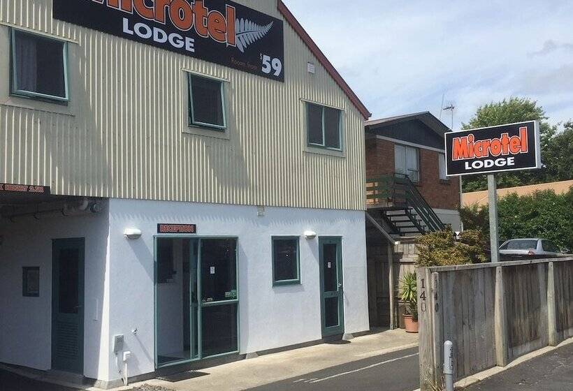 Microtel Lodge Hamilton Hostel