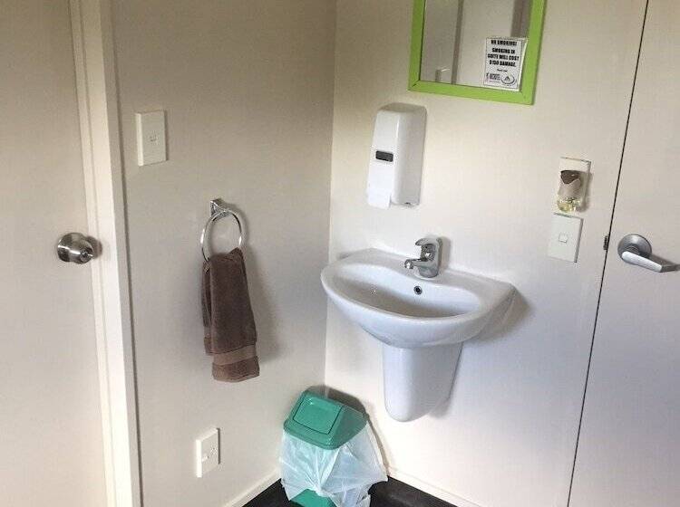 Microtel Lodge Hamilton Hostel