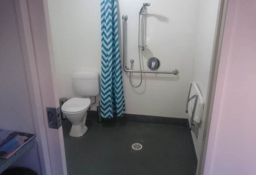 Microtel Lodge Hamilton Hostel