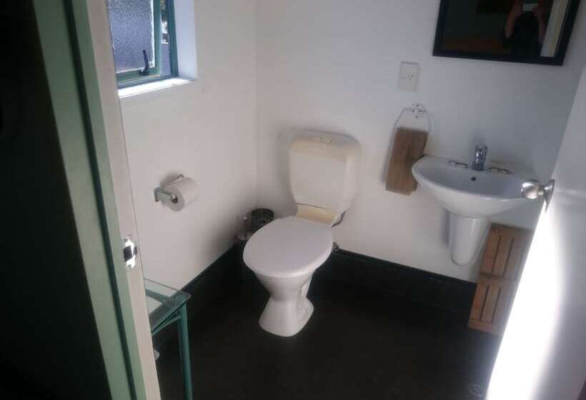 Microtel Lodge Hamilton Hostel