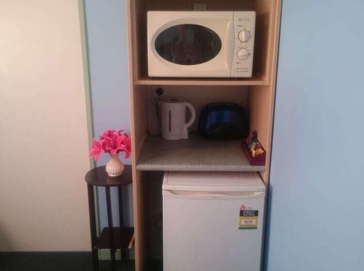 Microtel Lodge Hamilton Hostel