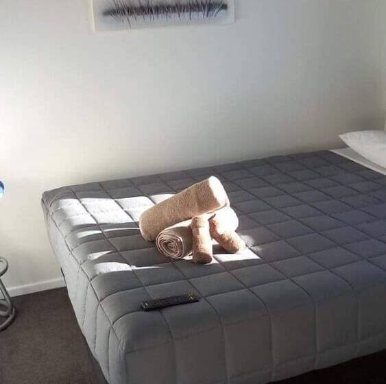 Microtel Lodge Hamilton Hostel