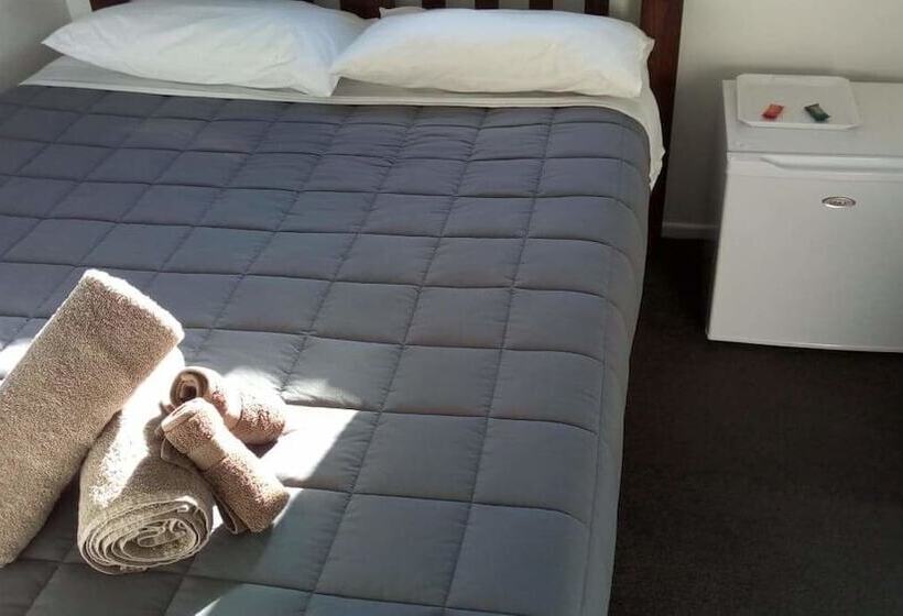 Microtel Lodge Hamilton Hostel