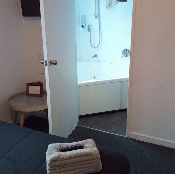 Microtel Lodge Hamilton Hostel