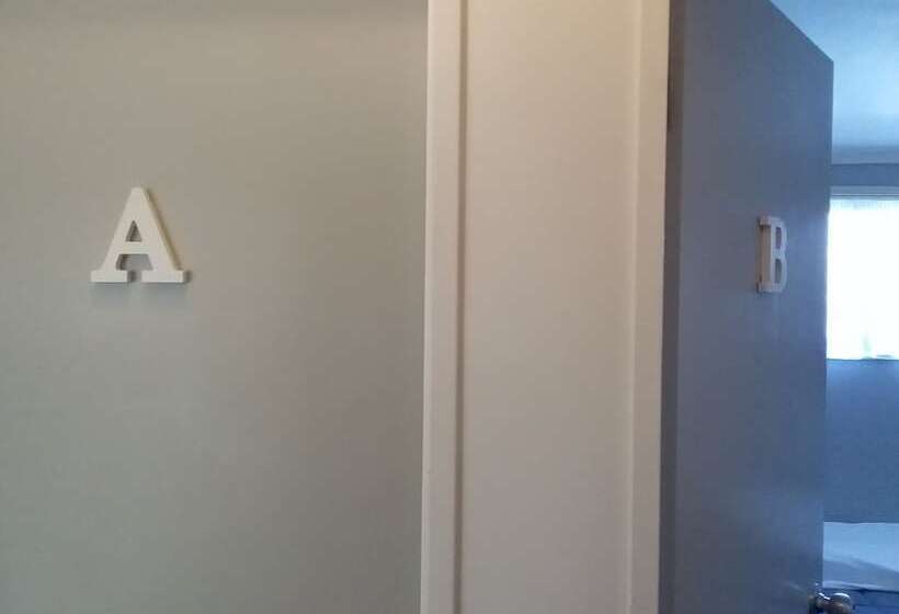 Microtel Lodge Hamilton Hostel