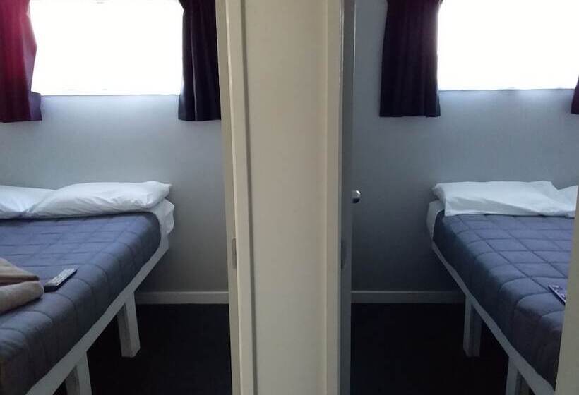 Microtel Lodge Hamilton Hostel