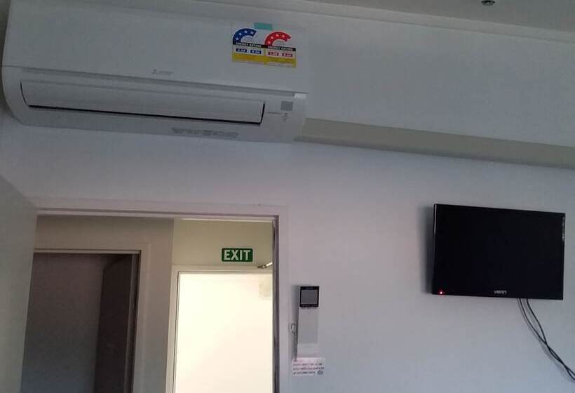 Microtel Lodge Hamilton Hostel