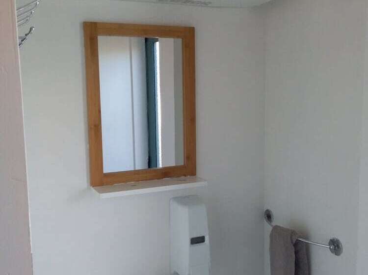 Microtel Lodge Hamilton Hostel