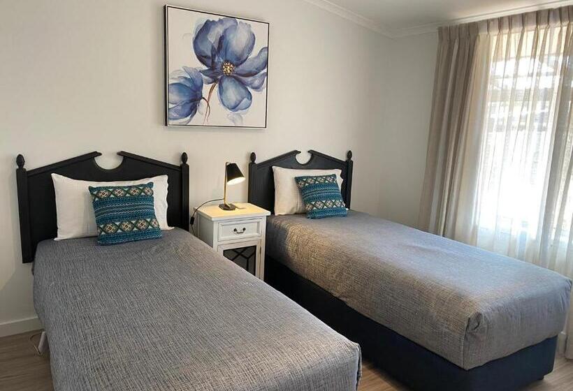 فندق على الطريق New England Motor Lodge