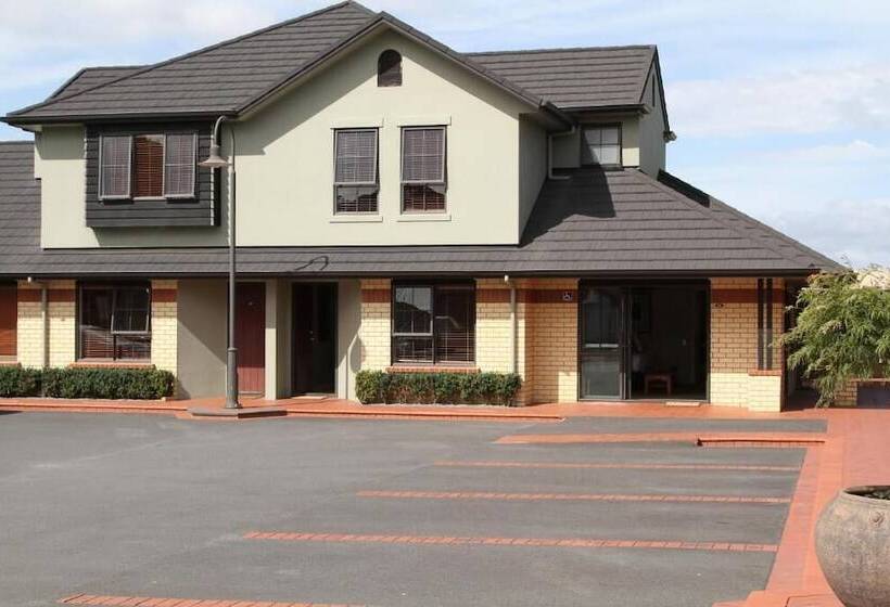 Мотель Quantum Lodge Motor Inn