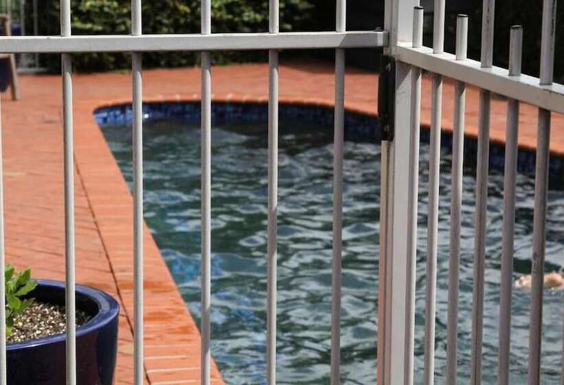 Мотель Quantum Lodge Motor Inn