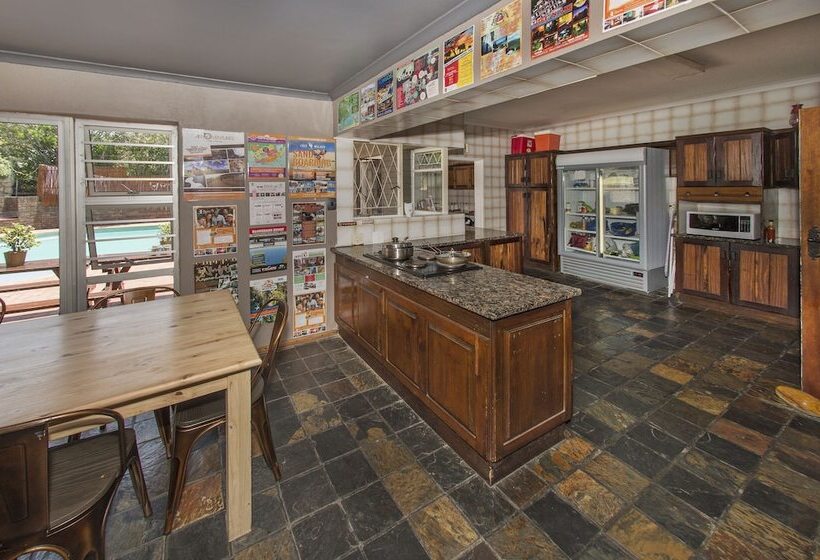 Общежитие Lungile Backpackers Lodge