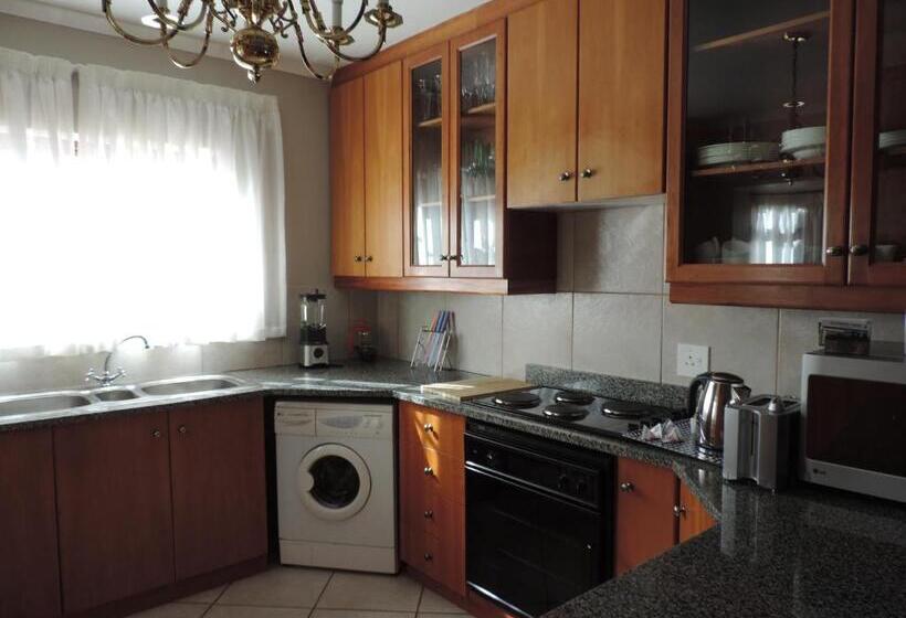 تختخواب و صبحانه Milkwood Lodge