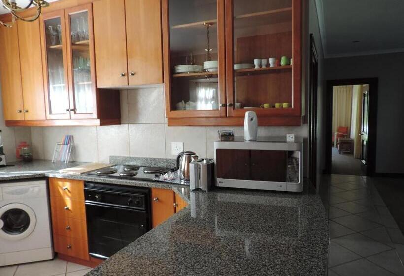 تختخواب و صبحانه Milkwood Lodge