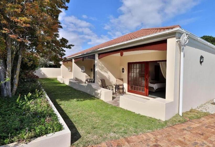 تختخواب و صبحانه Milkwood Lodge