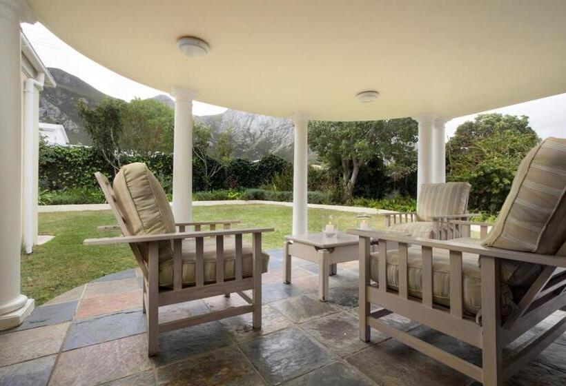 تختخواب و صبحانه Milkwood Lodge