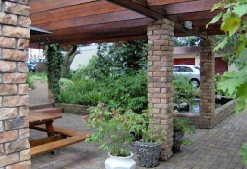 تختخواب و صبحانه Milkwood Lodge