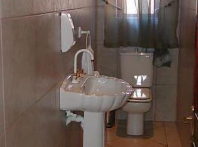 تختخواب و صبحانه Milkwood Lodge