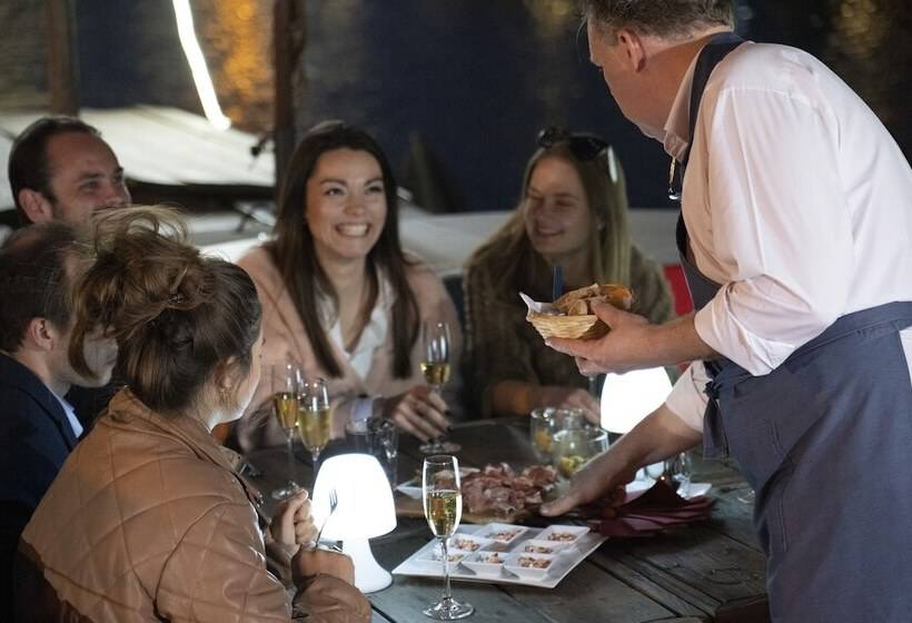 ホテル Restaurant Brasserie Feestzaal Ahoi, Kortrijk