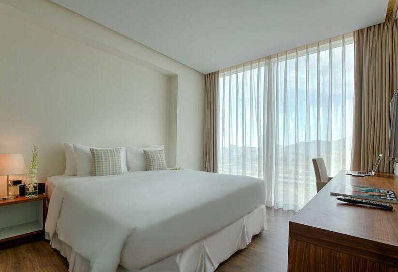 هتل A La Carte Da Nang Beach