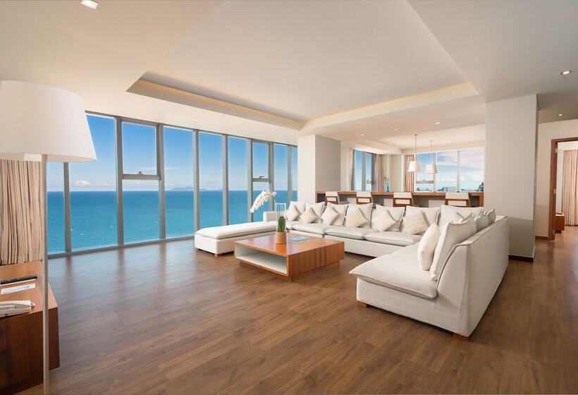 هتل A La Carte Da Nang Beach