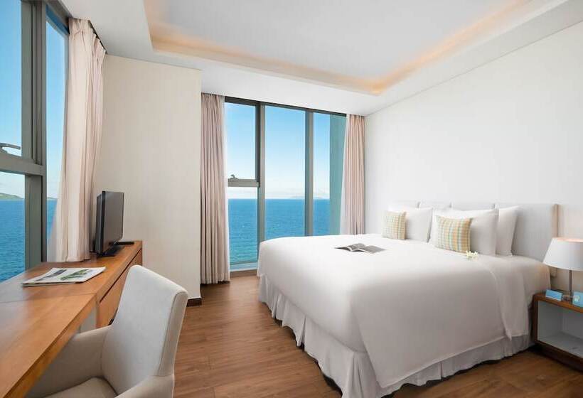 هتل A La Carte Da Nang Beach