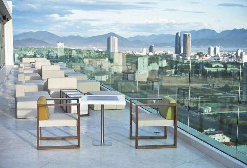 هتل A La Carte Da Nang Beach