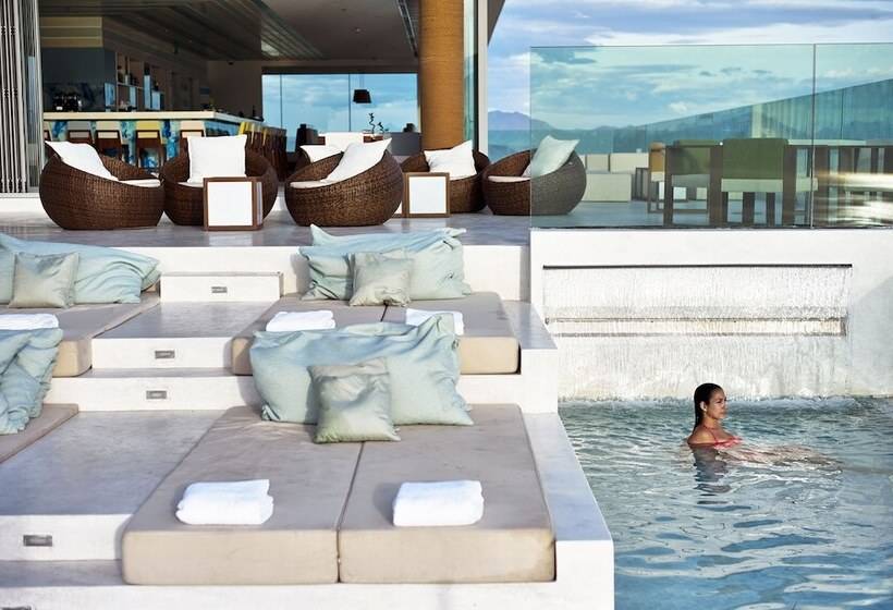 هتل A La Carte Da Nang Beach